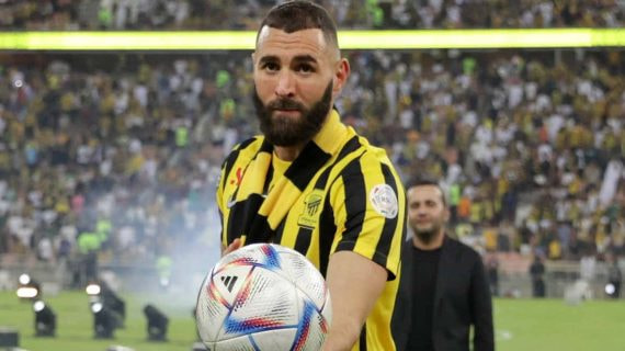 Benzema jugando con el Al Ittihad.