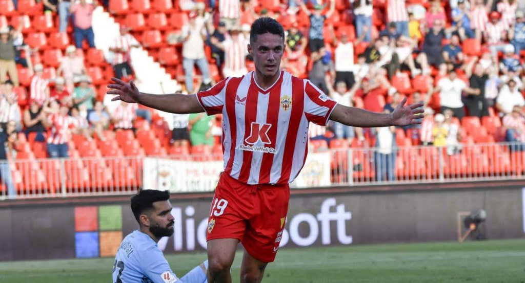 Sergio Arribas celebra un gol con el Almería.
