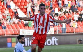 Sergio Arribas celebra un gol con el Almería.
