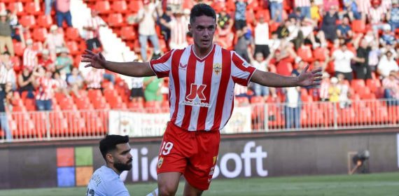 Sergio Arribas celebra un gol con el Almería.