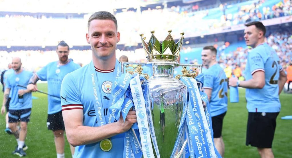 Sergio Gómez celebra el título de la Premier League en 2023.
