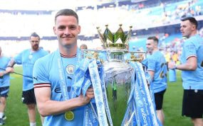 Sergio Gómez celebra el título de la Premier League en 2023.