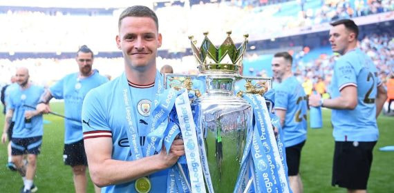 Sergio Gómez celebra el título de la Premier League en 2023.