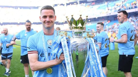 Sergio Gómez celebra el título de la Premier League en 2023.