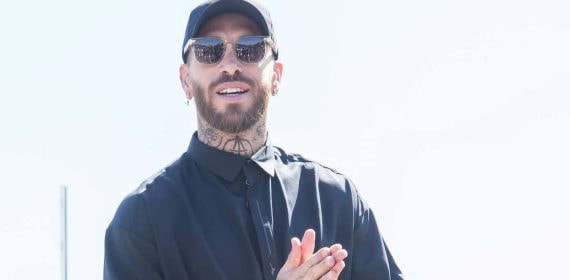 Sergio Ramos, posa ante los medios el día de su llegada a Sevilla.