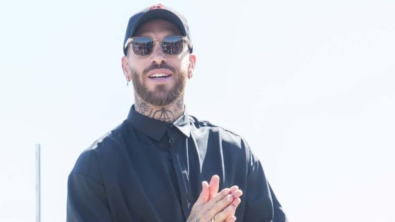 Sergio Ramos, posa ante los medios el día de su llegada a Sevilla.