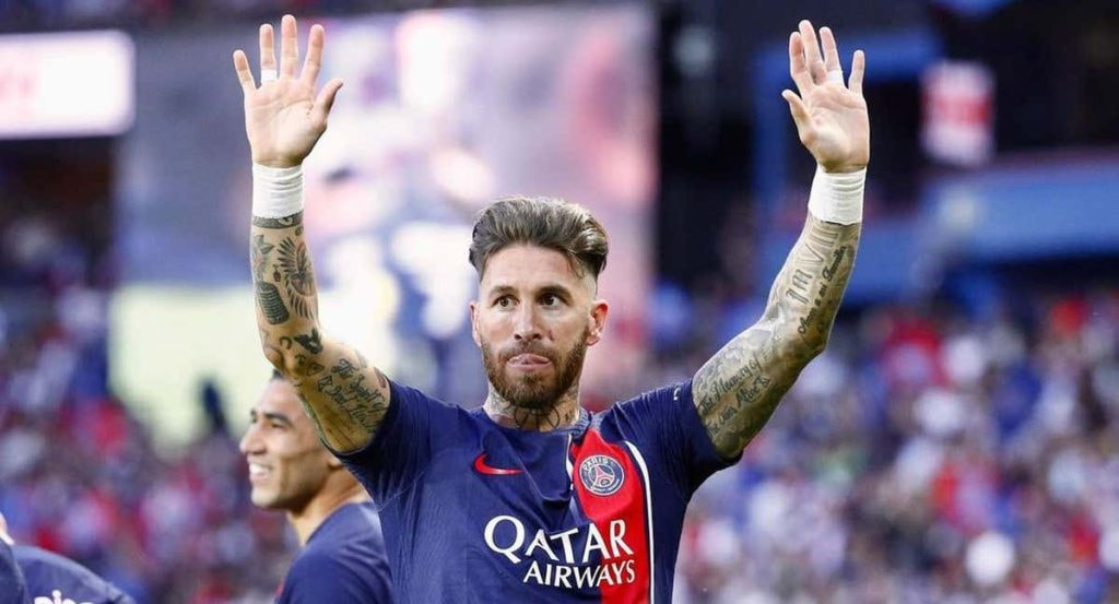 Sergio Ramos saluda a la afición del PSG.