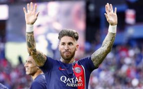 Sergio Ramos saluda a la afición del PSG.