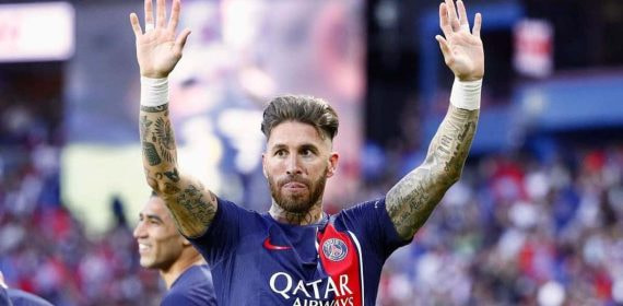 Sergio Ramos saluda a la afición del PSG.