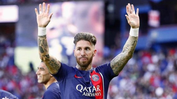 Sergio Ramos saluda a la afición del PSG.