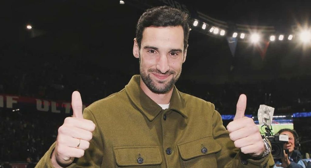 Sergio Rico, en su vuelta al Parque de los Príncipes después del accidente.