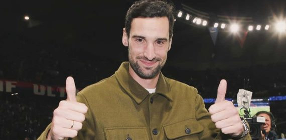 Sergio Rico, en su vuelta al Parque de los Príncipes después del accidente.