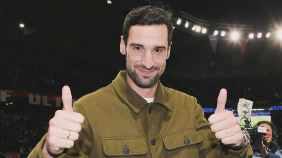 Sergio Rico, en su vuelta al Parque de los Príncipes después del accidente.