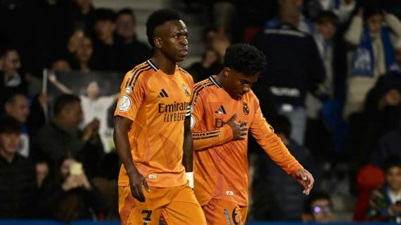 Vinicius y Endrick, tras el gol del segundo en Anoeta.