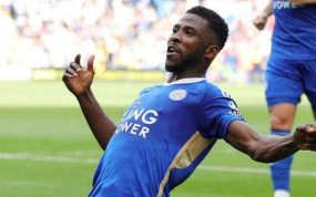 Kelechi Iheanacho jugando con el Leicester.