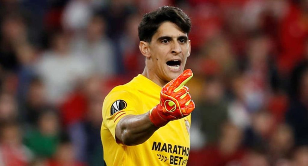 Bono, jugando para el Sevilla.