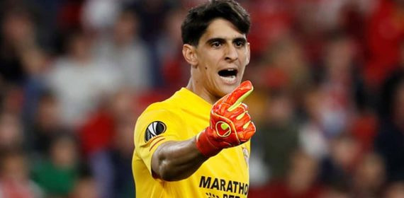 Bono, jugando para el Sevilla.