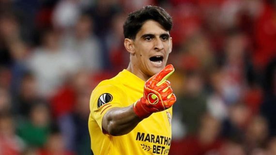 Bono, jugando para el Sevilla.