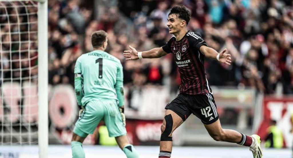 Can Uzun celebra un gol con el Nuremberg.