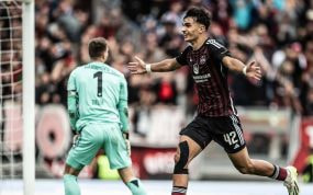 Can Uzun celebra un gol con el Nuremberg.