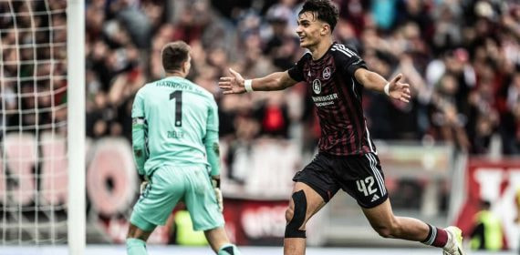 Can Uzun celebra un gol con el Nuremberg.