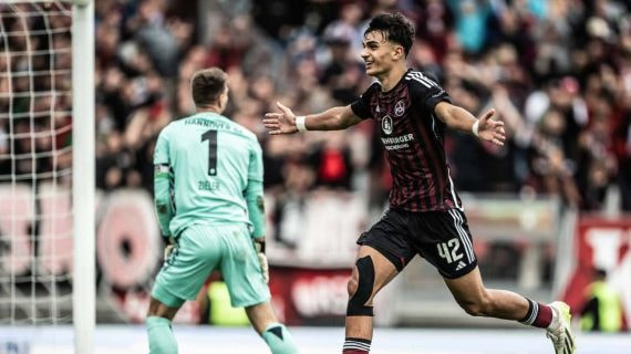 Can Uzun celebra un gol con el Nuremberg.