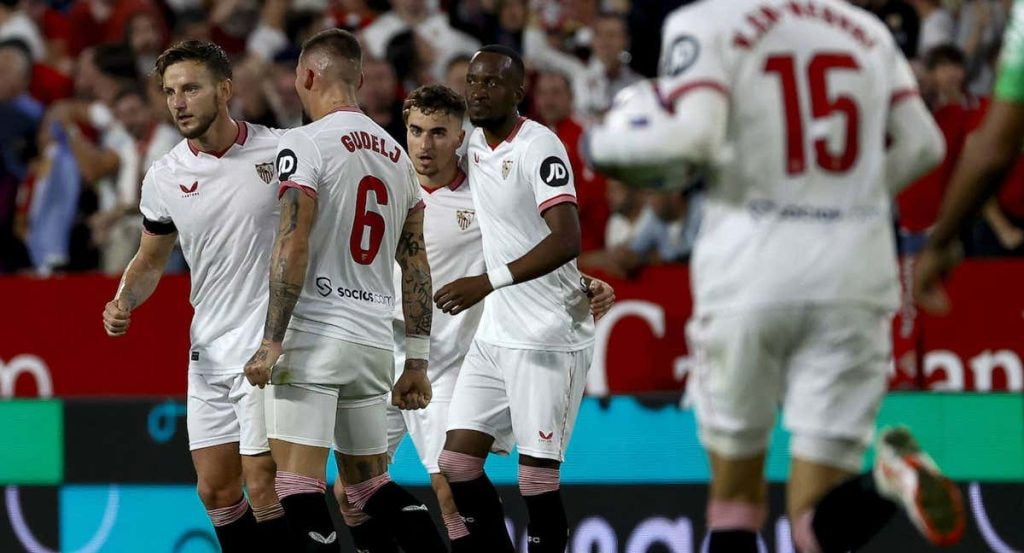 Rakitic, celebra el gol ante el Betis con sus compañeros.