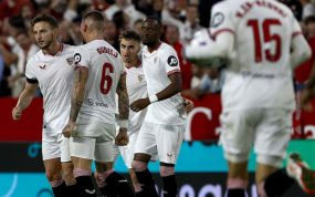 Rakitic, celebra el gol ante el Betis con sus compañeros.