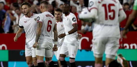 Rakitic, celebra el gol ante el Betis con sus compañeros.
