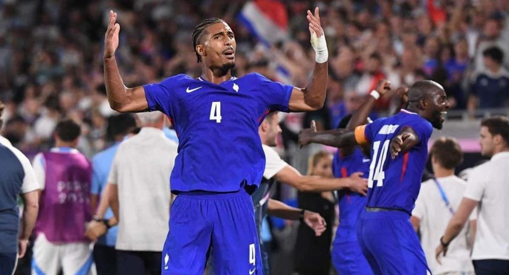 Badé celebra una victoria de Francia en los Juegos Olímpicos.