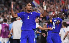 Badé celebra una victoria de Francia en los Juegos Olímpicos.