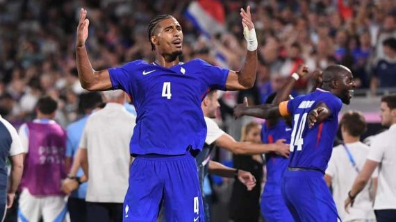 Badé celebra una victoria de Francia en los Juegos Olímpicos.