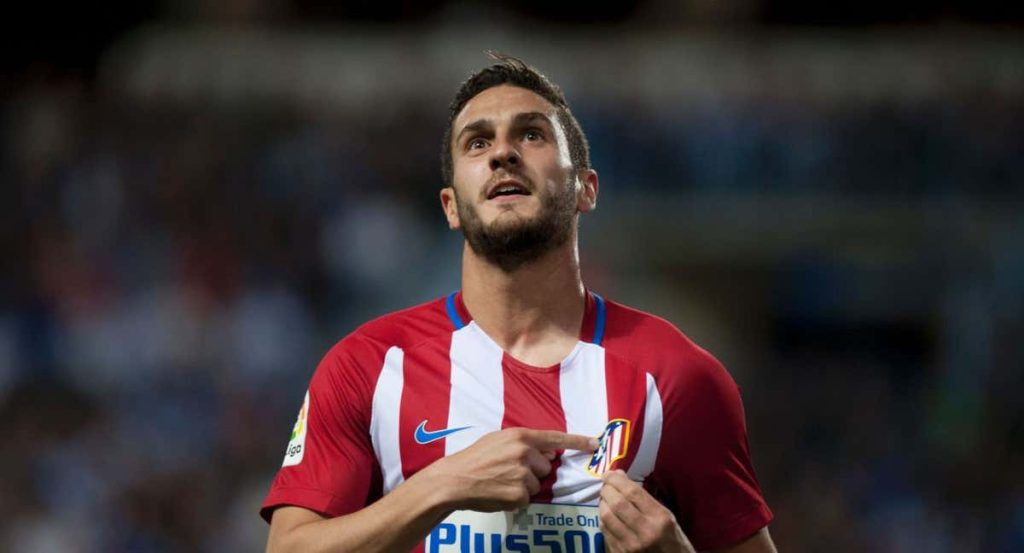 Koke se señala el escudo del Atlético de Madrid.