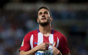Koke se señala el escudo del Atlético de Madrid.