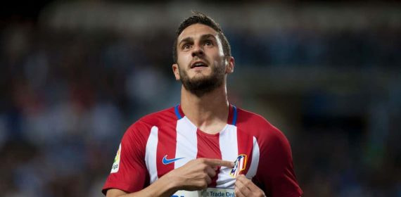 Koke se señala el escudo del Atlético de Madrid.