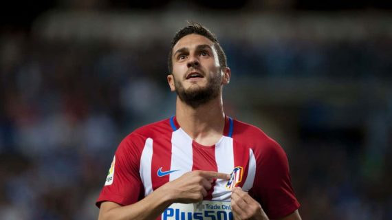 Koke se señala el escudo del Atlético de Madrid.