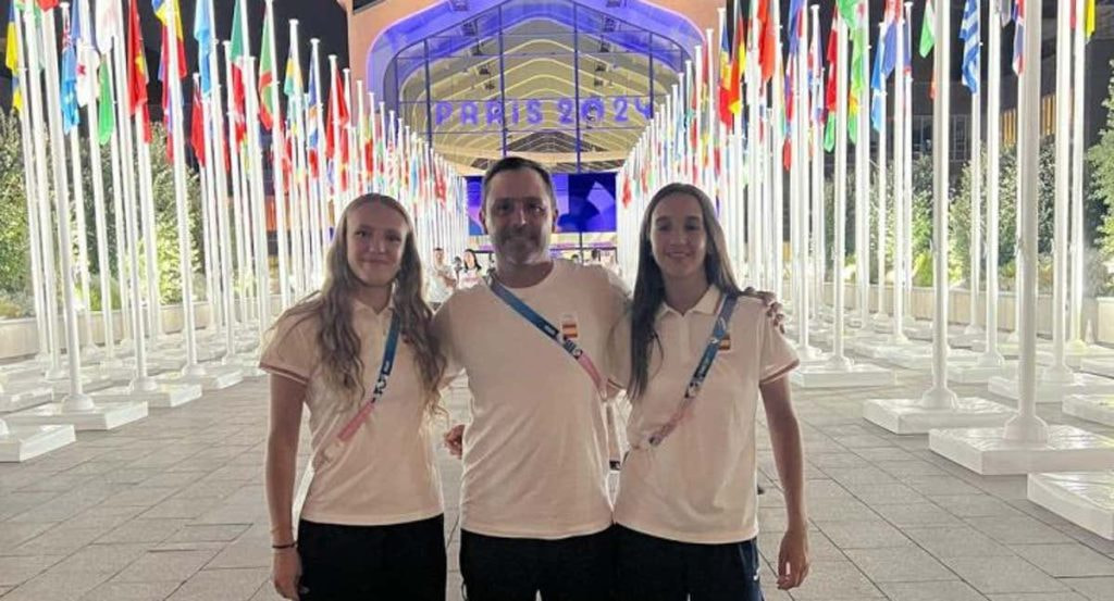 Daniela Terol junto a Natalia Muñoz y el seleccionador nacional, Alain Goikoetxea en la ceremonia de apertura de París 2024.