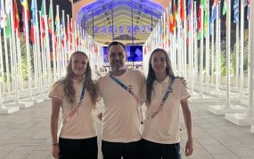 Daniela Terol junto a Natalia Muñoz y el seleccionador nacional, Alain Goikoetxea en la ceremonia de apertura de París 2024.