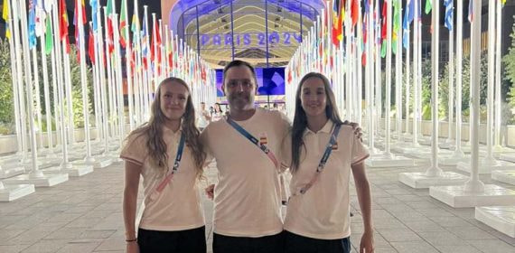 Daniela Terol junto a Natalia Muñoz y el seleccionador nacional, Alain Goikoetxea en la ceremonia de apertura de París 2024.