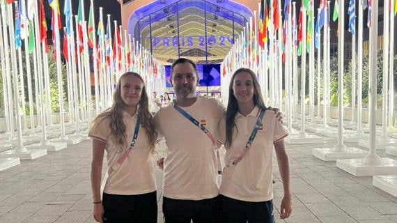 Daniela Terol junto a Natalia Muñoz y el seleccionador nacional, Alain Goikoetxea en la ceremonia de apertura de París 2024.
