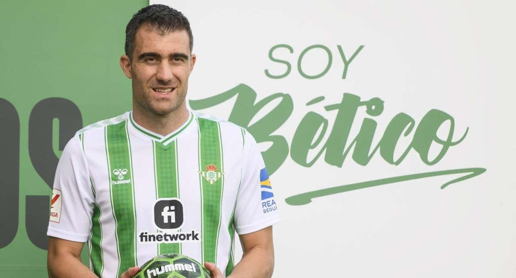 Sokratis posa con la camiseta del Betis.
