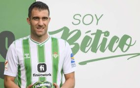 Sokratis posa con la camiseta del Betis.