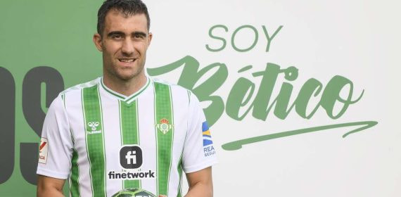 Sokratis posa con la camiseta del Betis.