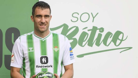 Sokratis posa con la camiseta del Betis.