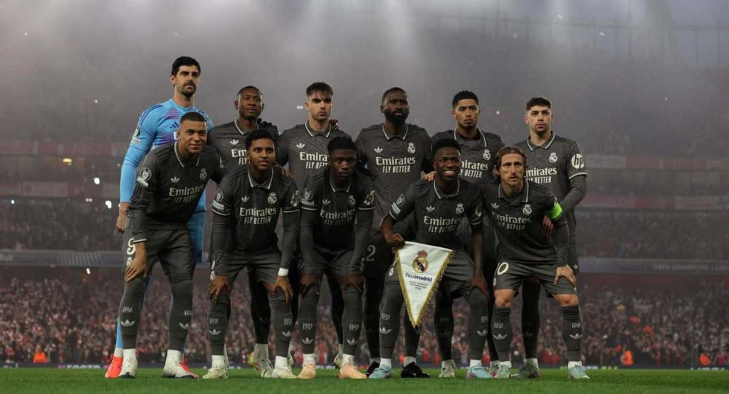 Los once jugadores del Real Madrid posan para la foto antes del partido ante el Arsenal este martes.