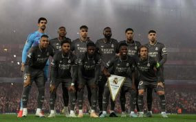 Los once jugadores del Real Madrid posan para la foto antes del partido ante el Arsenal este martes.