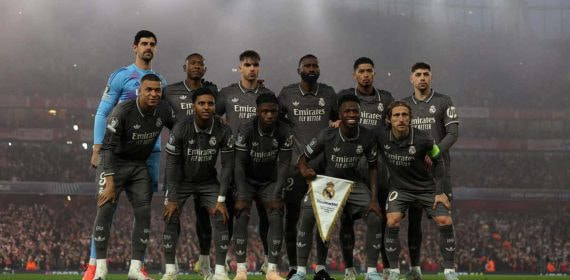 Los once jugadores del Real Madrid posan para la foto antes del partido ante el Arsenal este martes.