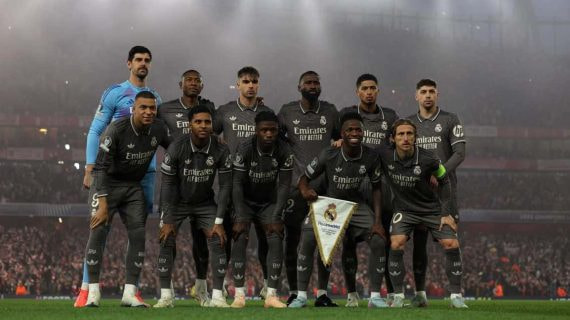 Los once jugadores del Real Madrid posan para la foto antes del partido ante el Arsenal este martes.
