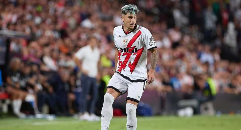 Ratiu conduce el balón en un partido del Rayo.