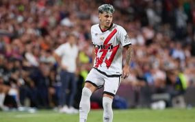 Ratiu conduce el balón en un partido del Rayo.